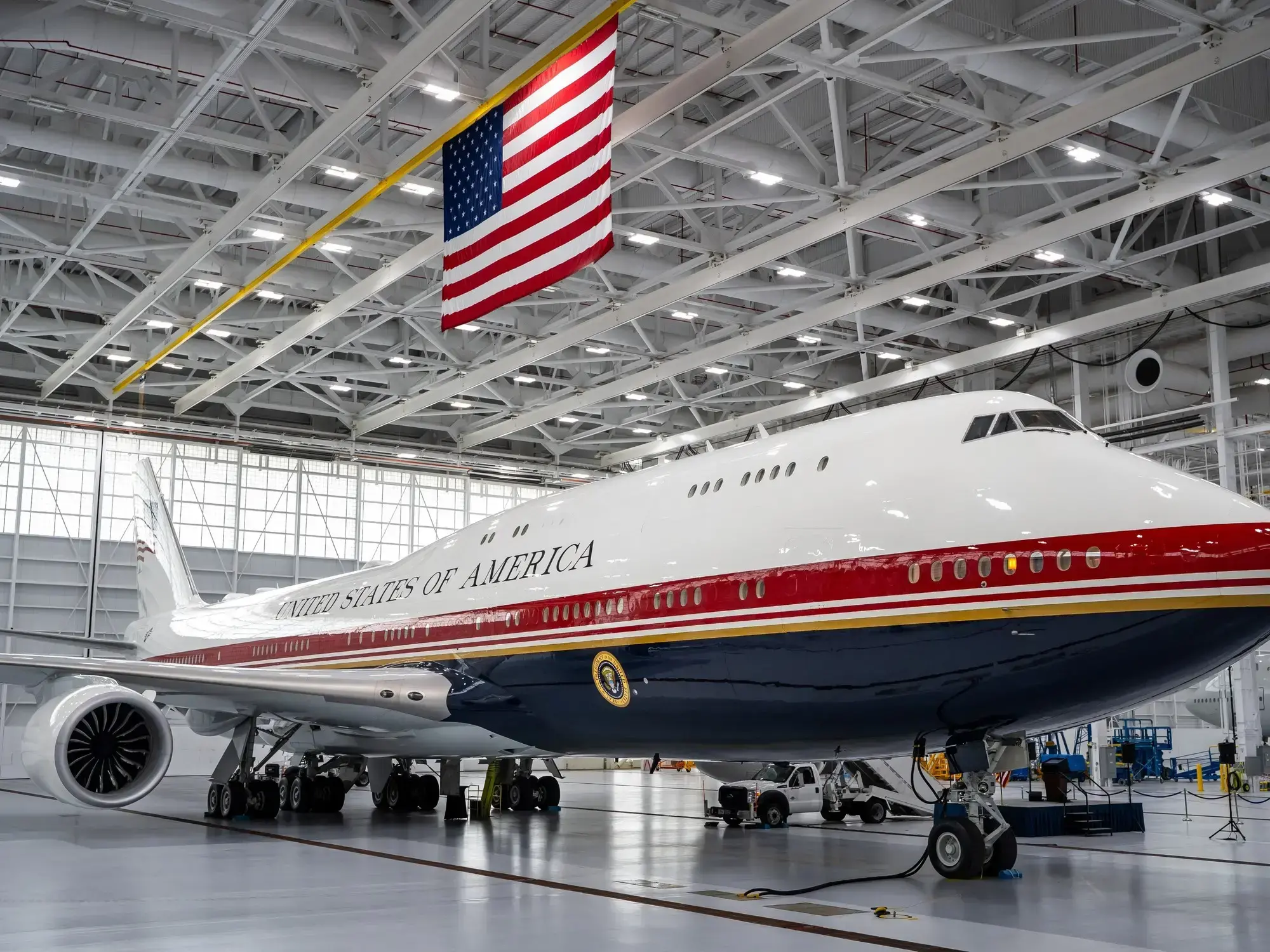 Donald Trump recorre el avión VC-25B, regalo de Qatar.