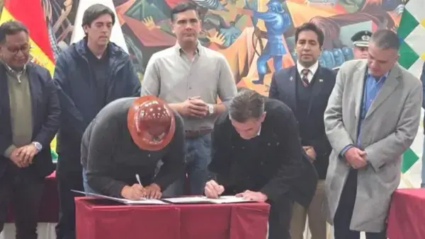 El secretario ejecutivo de la COB, Mario Argollo, y el presidente Rodrigo Paz firman el acuerdo.