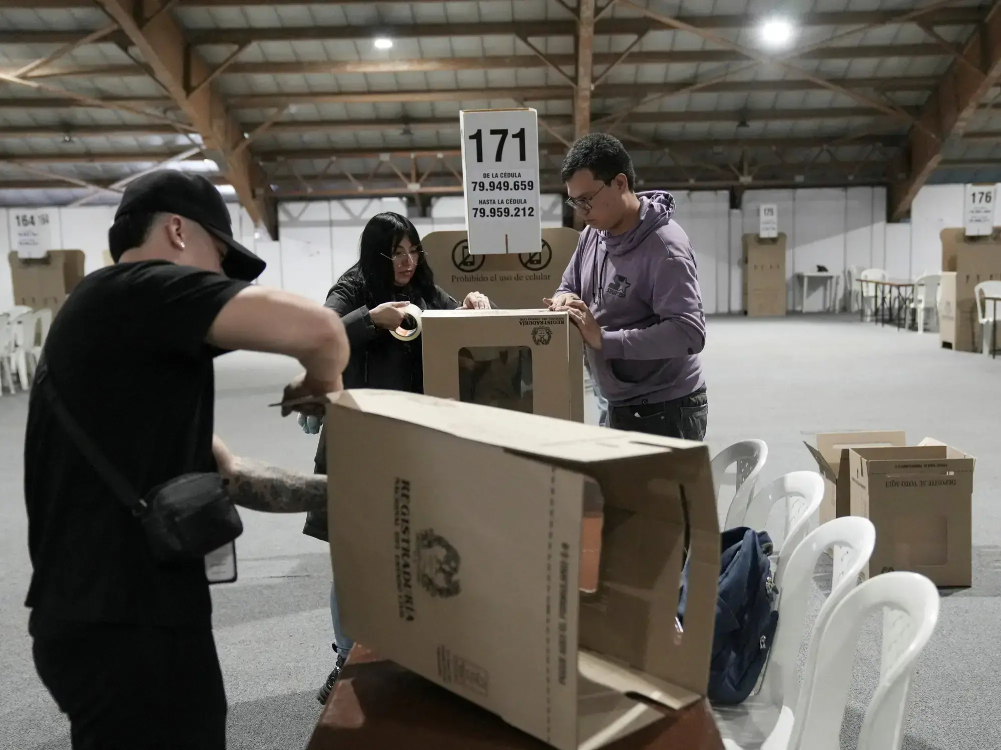 Empleados electorales preparan las urnas para el balotaje de este domingo, en un centro de votación en Bogotá.