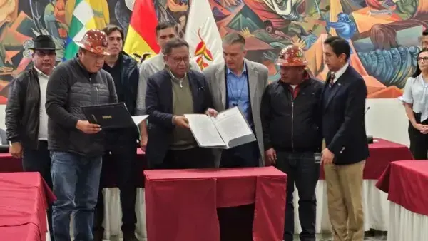Los ministros del Gobierno y el secretario ejecutivo de la COB, Mario Argollo, tras la firma del acuerdo