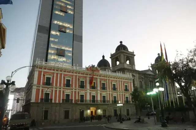El palacio de Gobierno y La Casa Grande del Pueblo este viernes, en La Paz.