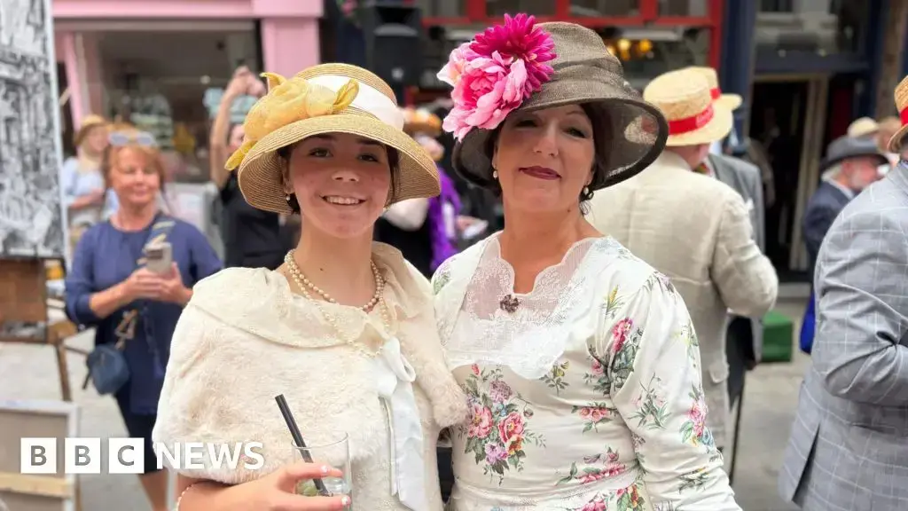 Michelle O'Toole con su hija Amelie celebrando Bloomsday en Duke Street, Dublín.