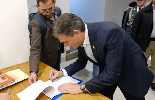 El presidente Rodrigo Paz firma el decreto de Estado de excepción.