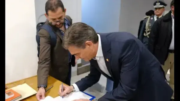 Paz firma el decreto de Estado de excepción.