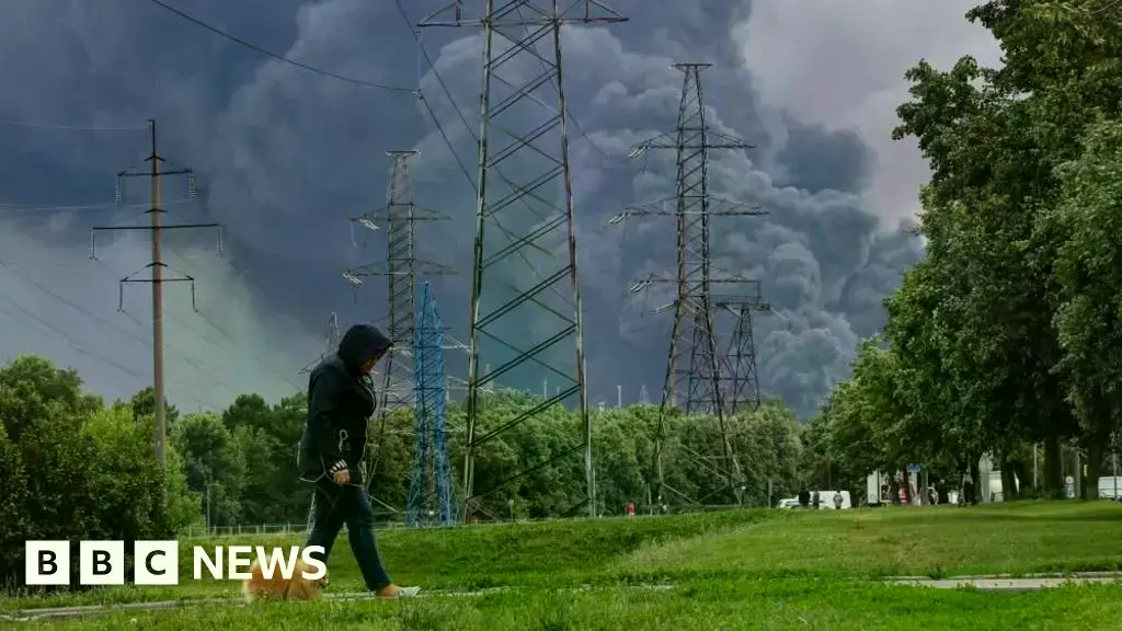 Un humo negro y acre salía de la refinería de petróleo tras el ataque del jueves.