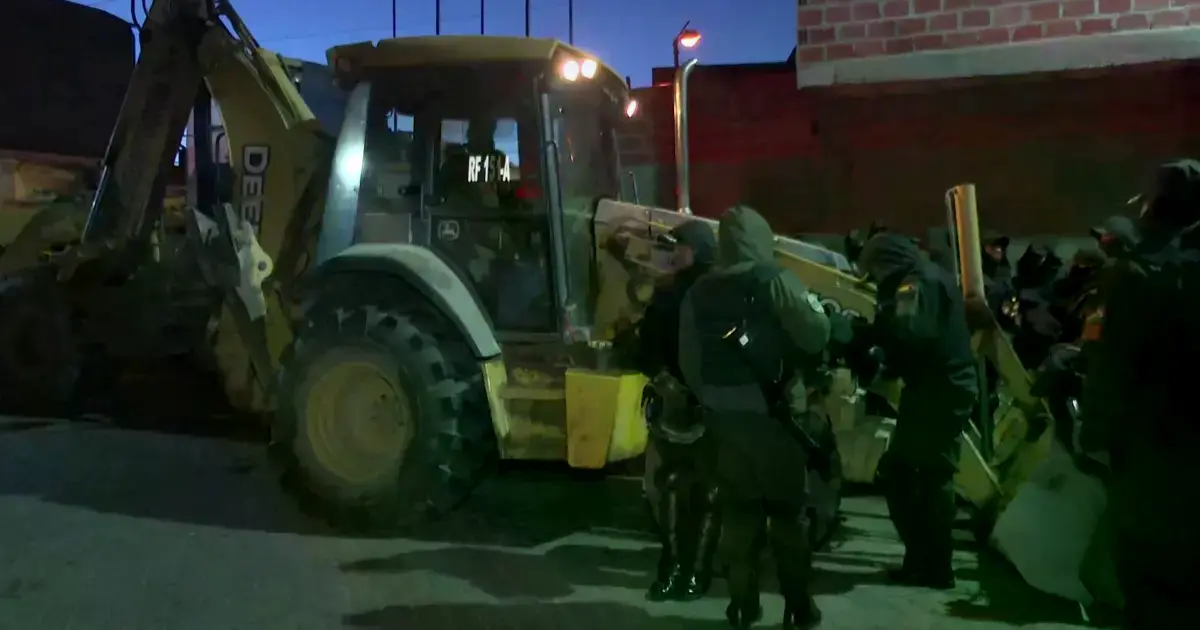 Policías y maquinaria pesada se concentran en El Alto para el desbloqueo de carreteras.
