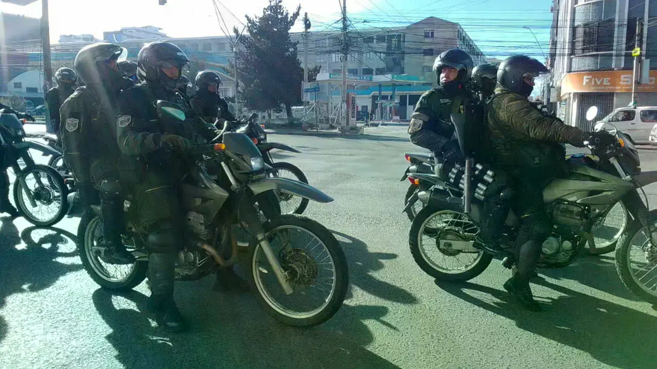 Policía Bolivia en aprestos en la ciudad de El Alto, esta mañana, tras el decreto de estado de excepción en Bolivia.