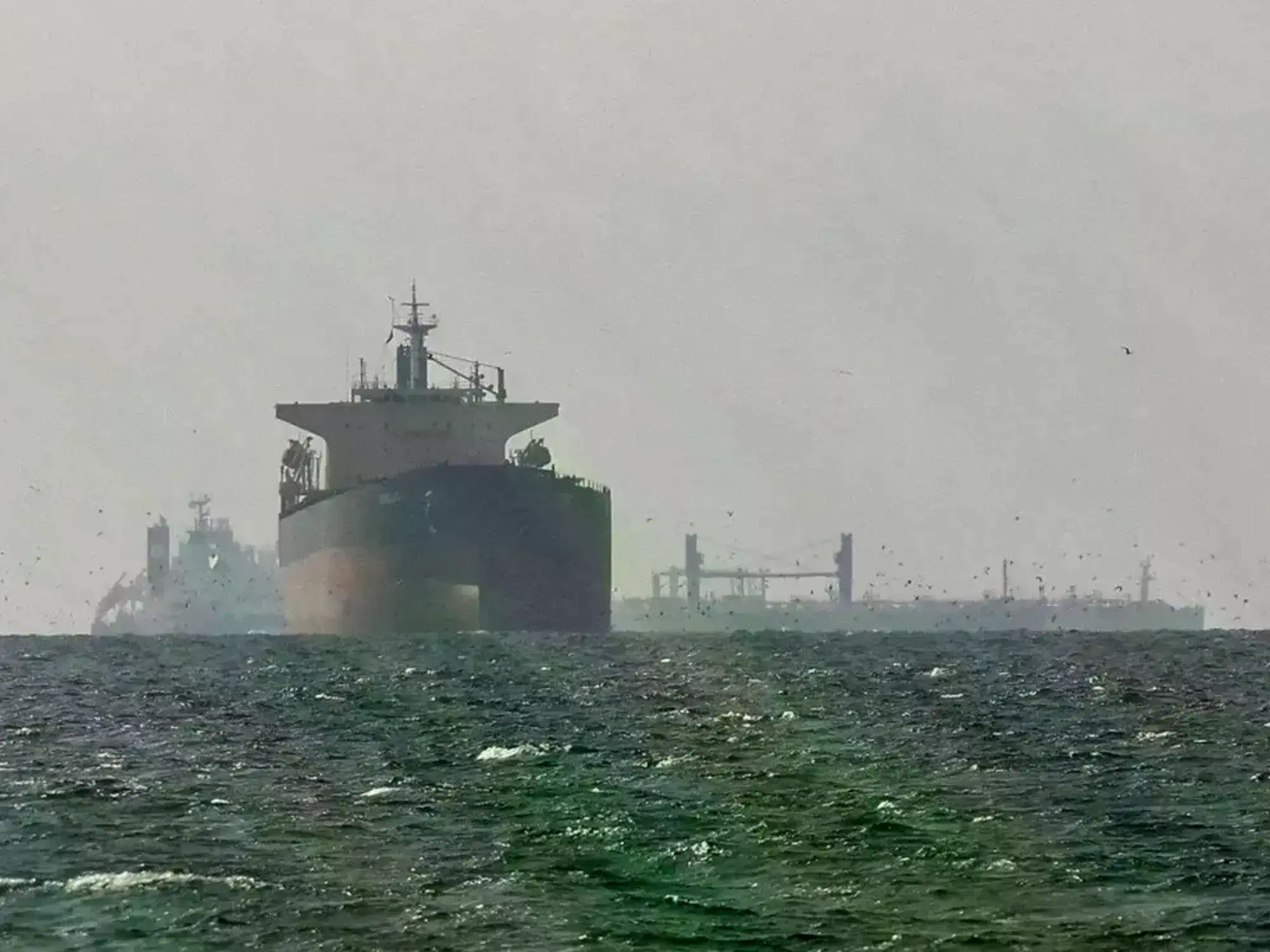 Buques de carga atraviesan el Estrecho de Ormuz cerca de la costa de Emiratos Árabes.