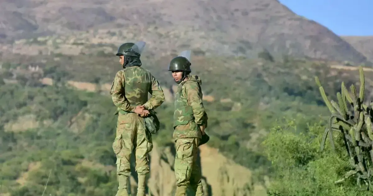 La Policía Militar controla las colinas próximas a la carretera que une Cochabamba con Oruro.