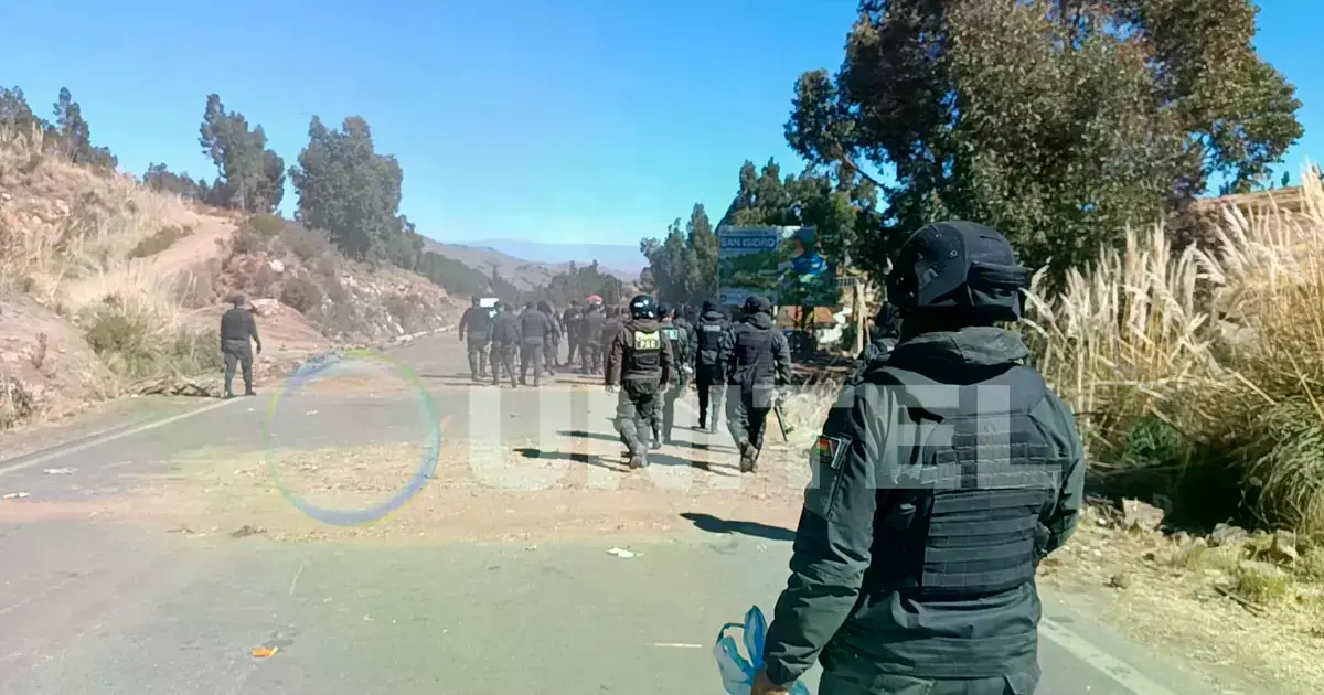 Trabajos de limpieza en la ruta que conecta Cochabamba con el oriente