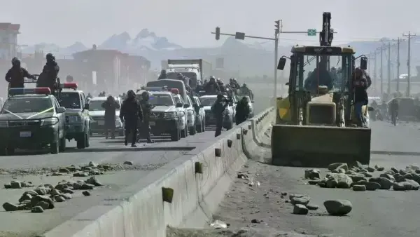 La Policía despeja las avenidas en la ciudad de El Alto con un tractor.