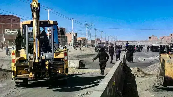 Maquinaria pesada recoge los escombros que dejaron los bloqueadores en Ventilla, El Alto.