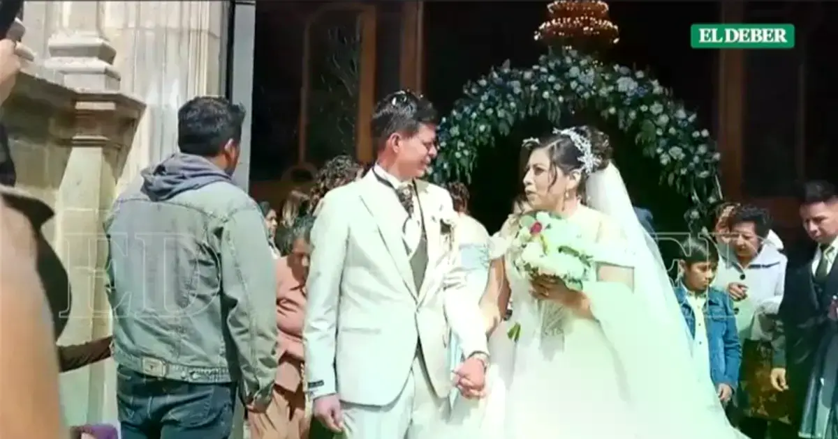 Una pareja se casó este sábado en la catedral de La Paz en medio del estado de excepción.