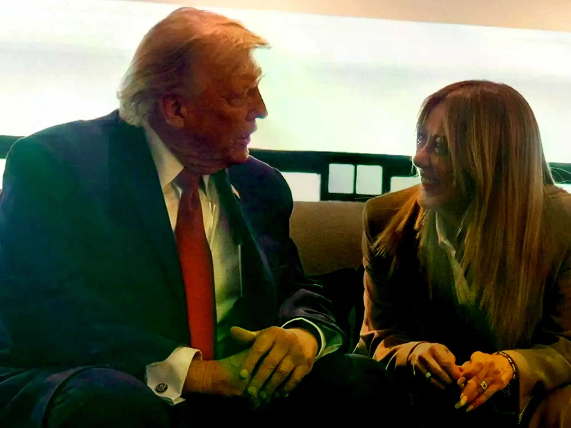 Donald Trump y Giorgia Meloni durante un encuentro bilateral en la cumbre del G7, en Francia.