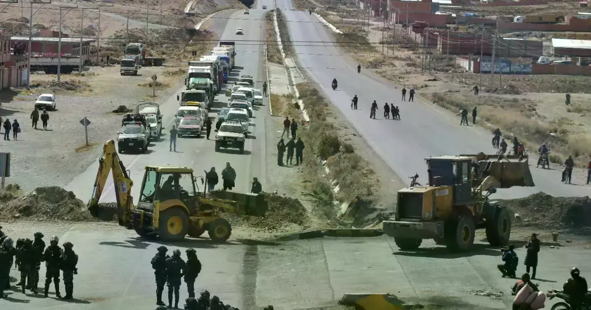 La carretera La Paz - Oruro fue despejada por militares y policías