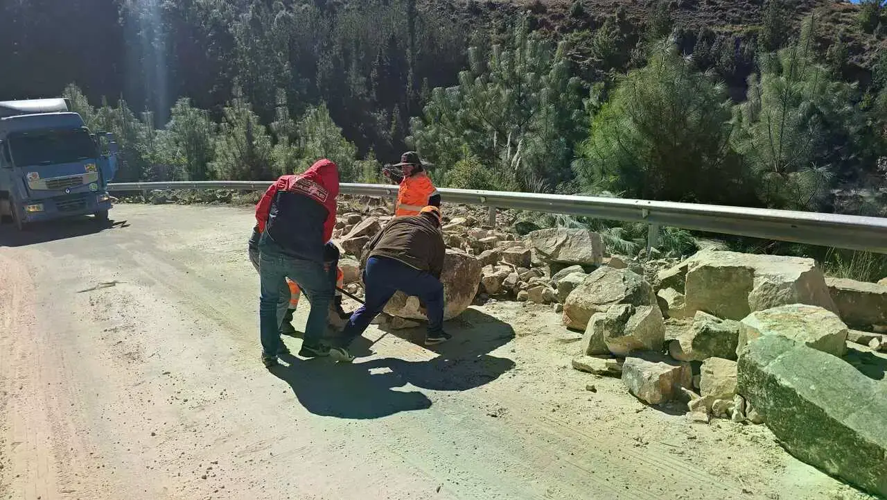 Desbloqueo en la carretera Mizque - Cochabamba.
