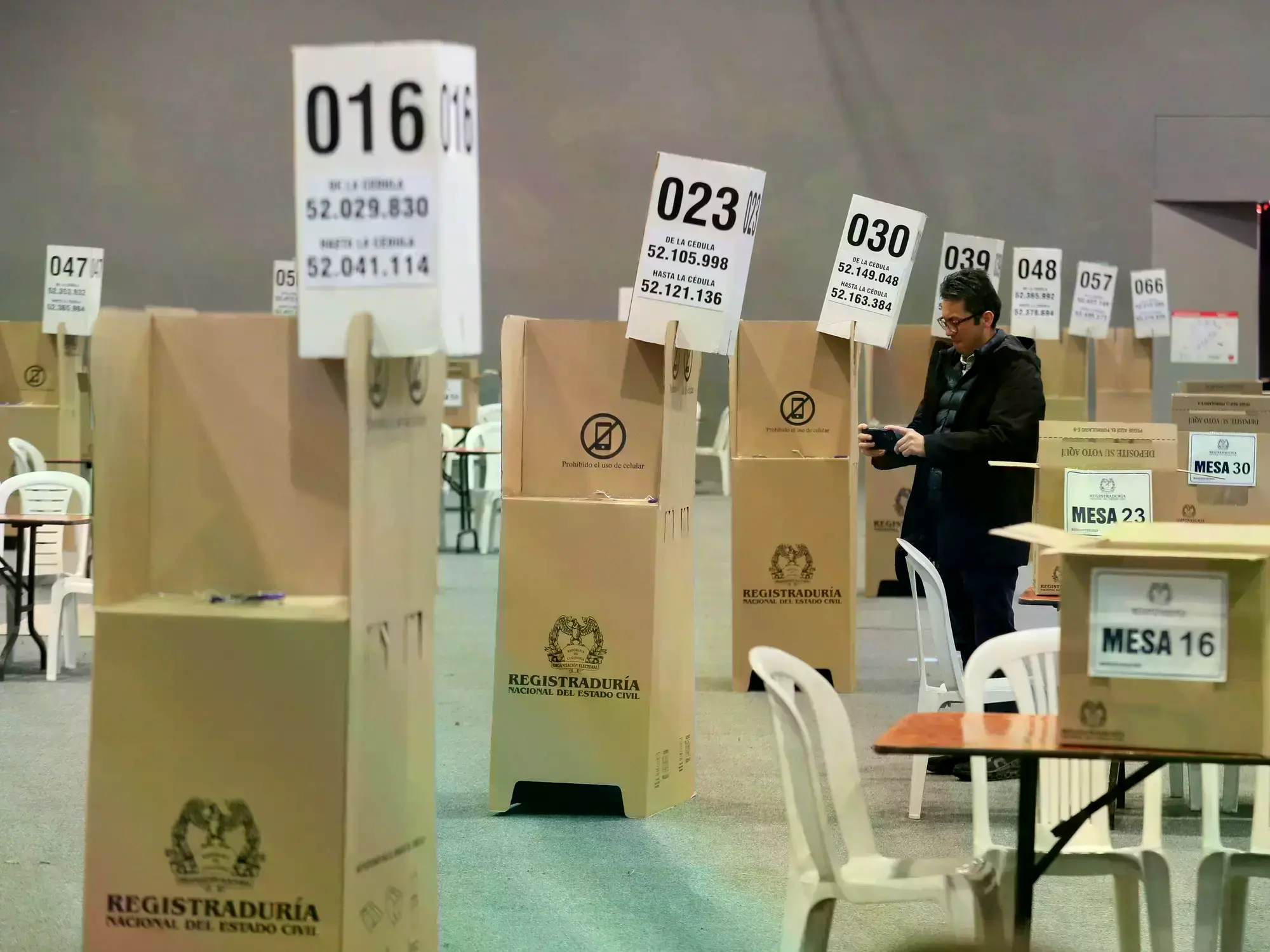 Urnas preparadas en un puesto de votación en Bogotá, para el balotaje de este domingo.