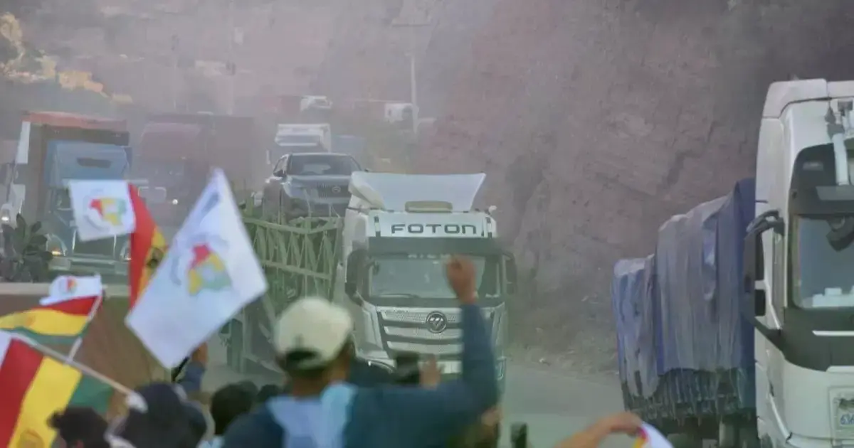 Con banderas y emoción, reciben a 160 camiones varados más de 35 días en la cumbre de Cochabamba.