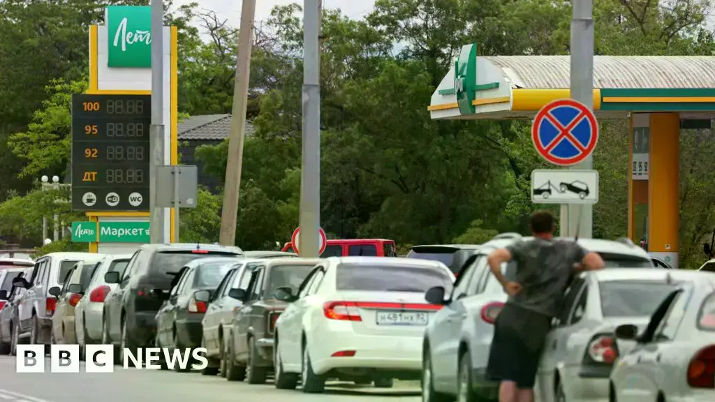 Colas de coches en una gasolinera de la península a principios de junio en medio de restricciones de combustible.
