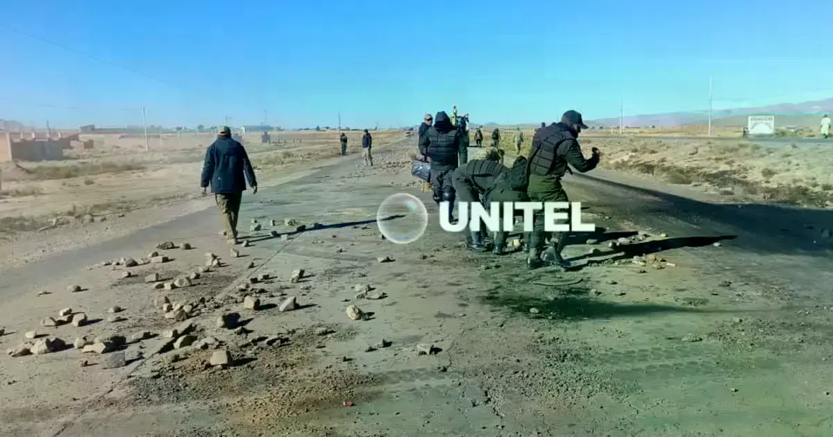 Efectivos policiales y militares despejando la zona de Caracollo
