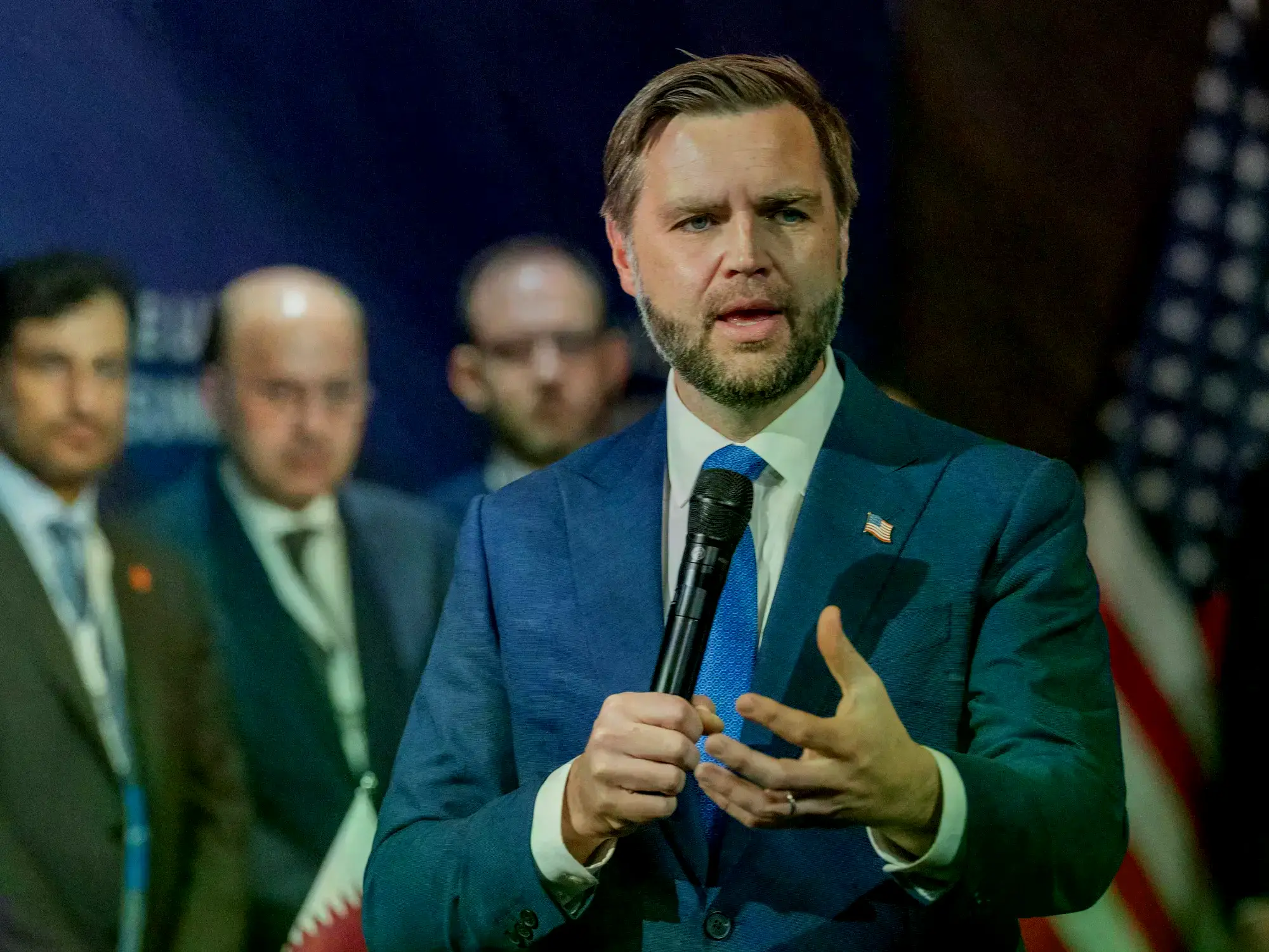 El vicepresidente de Estados Unidos, JD Vance, negocia la paz en Medio Oriente, en Suiza.