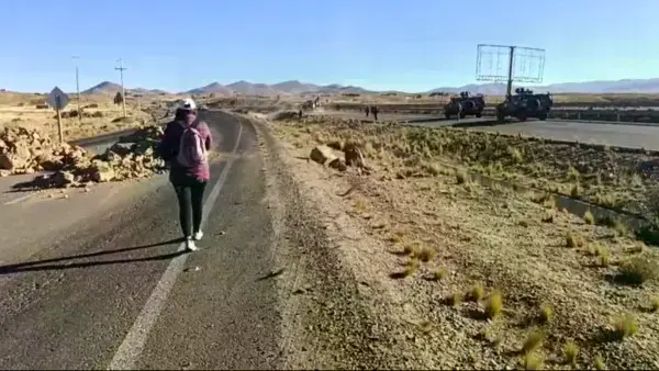 Levantan los escombros que dejaron los bloqueadores en la carretera La Paz - Oruro.