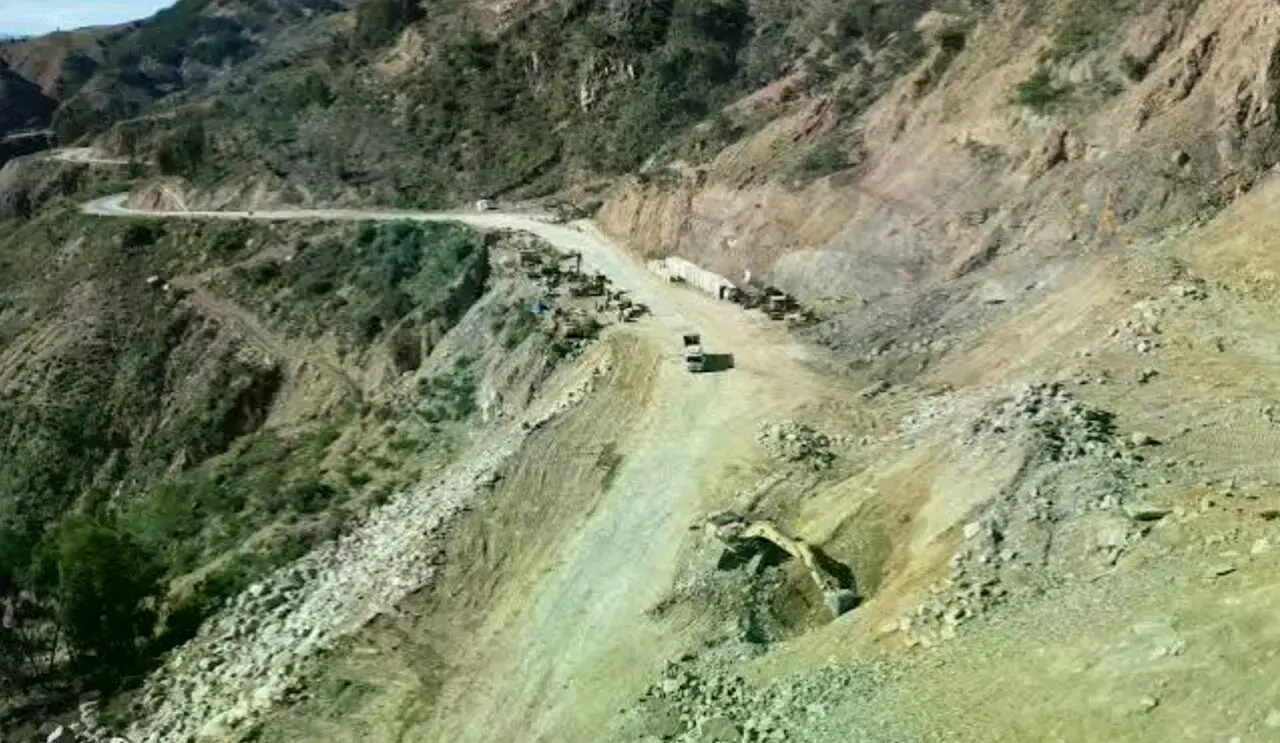 Vista de un tramo carretero en Llavini.