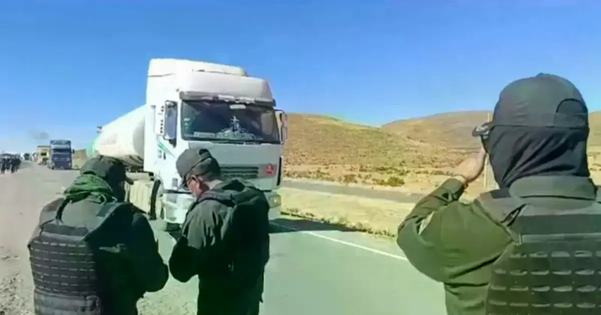 La Policía y las Fuerzas Armadas desbloquean la doble vía La Paz - Oruro