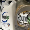 Envases de Roundup se exhiben en una estantería de una tienda en San Francisco, 24 de febrero de 2019.