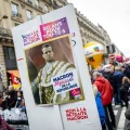 Marcha en París contra Emmanuel Macron, en un día de paro en Francia.