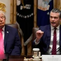 El secretario de Defensa, Pete Hegseth, habla ante la mirada del presidente Donald Trump durante una reunión de gabinete en l