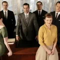 Fotograma de la escena del vómito en Mad Men, con dos técnicos visibles al fondo.
