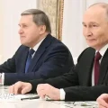 El presidente ruso Vladímir Putin y su asesor de política exterior, Yuri Ushakov.