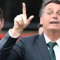 El ex presidente de Brasil, Jair Bolsonaro, y su hijo Flavio, en una imagen de 2019, en Brasilia.