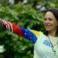 Maria Corina Machado saluda a seguidores durante una marcha en Caracas en julio de 2024.
