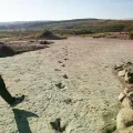 El yacimiento Carreras Pampa en el Parque Nacional Torotoro alberga la mayor concentración de huellas de dinosaurios registra