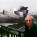 Frank Gehry, arquitecto, posando frente al Museo Guggenheim Bilbao, en abril de 1997.