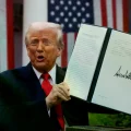 Donald Trump firma un decreto sobre aranceles a productos importados en la Casa Blanca.