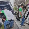 El minibús terminó con vuelco de costado en la carretera.