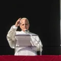 El Papa León XIV durante el Ángelus en la ventana del Palacio Apostólico.