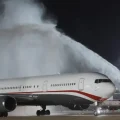 El nuevo Boeing de BoA llegó a Bolivia la noche del sábado.