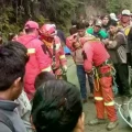Bomberos rescataron a los heridos en el accidente en la carretera de Los Yungas.