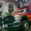 Bomberos trabajando en el enfriamiento del edificio colonial incendiado.