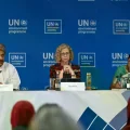 El presidente de la UNEA, Abdullah Bin Ali Al-Amri, y la directora ejecutiva del PNUMA, Inger Andersen, en una rueda de prens