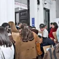 Postulantes en la oficina de recepción de documentos del Legislativo.