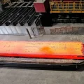 Un hombre pasa junto a una plancha de acero al rojo vivo en la acería de Thyssenkrupp en Duisburgo, Alemania.