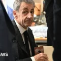 Nicolas Sarkozy firma ejemplares de su libro 'Diario de un prisionero' en París.