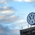 Logotipo de Volkswagen en la fábrica de Wolfsburgo, Alemania.