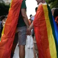 Dos personas caminan de la mano en una marcha del Orgullo en Grecia.