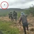 Momento en el que una piedra es arrojada contra los policías